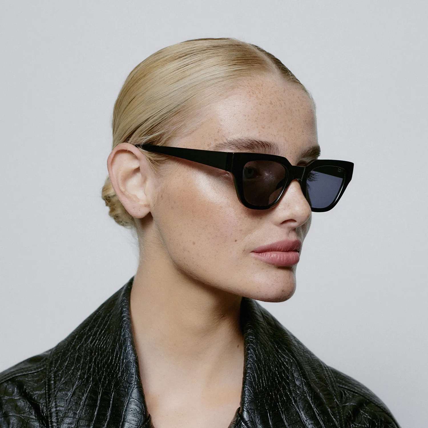 A. Kjærbede Kaws Solbrille KL2310-002