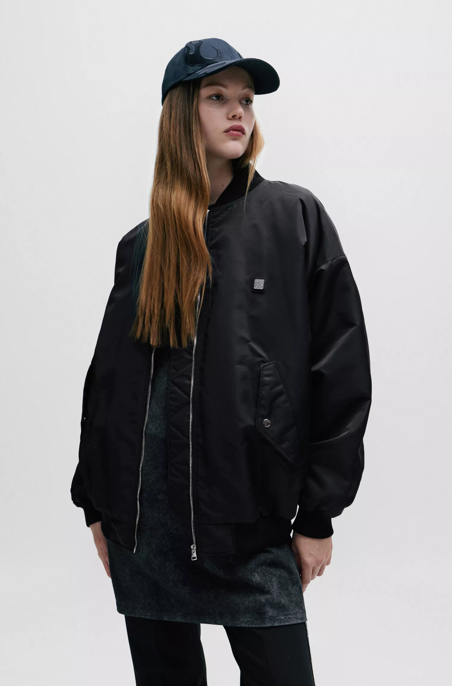 Jaqueta bomber HUGO vermelha, modelagem oversized, em tecido repelente à água.