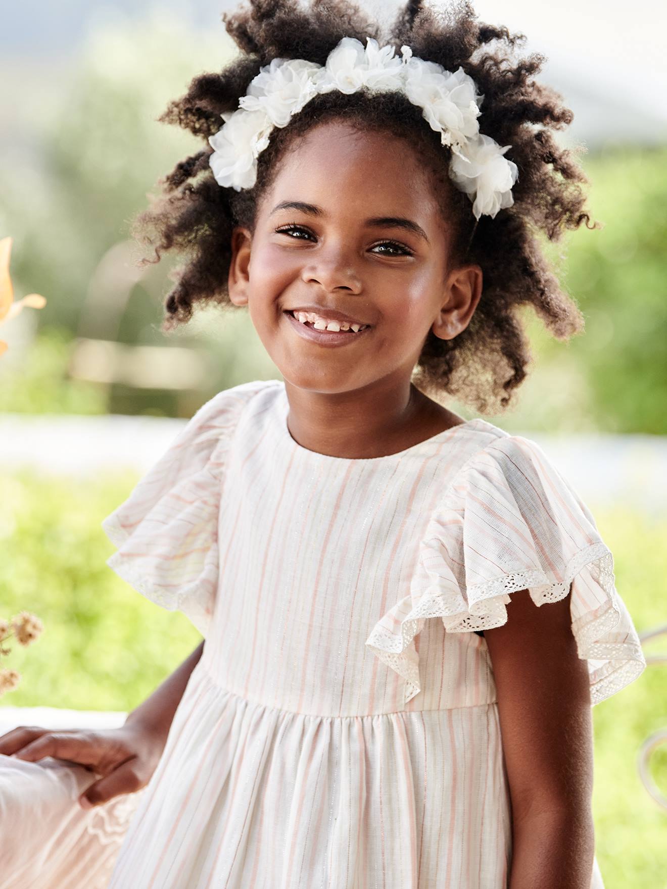 Vestido de festa listrado off-white com fios brilhantes para meninas