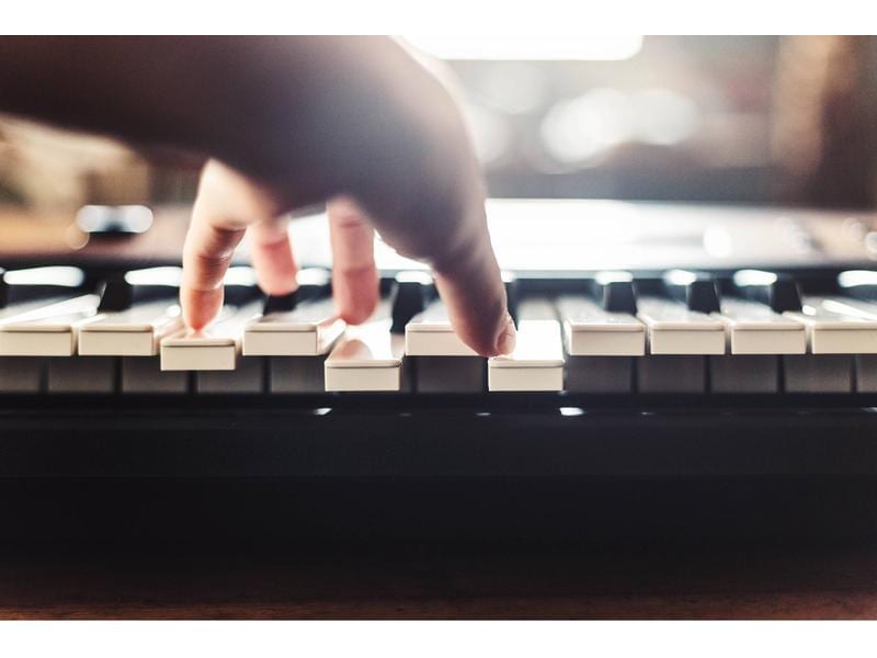 Yamaha Keyboard PSR-E360MA Maple Portables Einsteiger-Keyboard, dessen Design perfekt für Ihren Wohnbereich geeignet ist