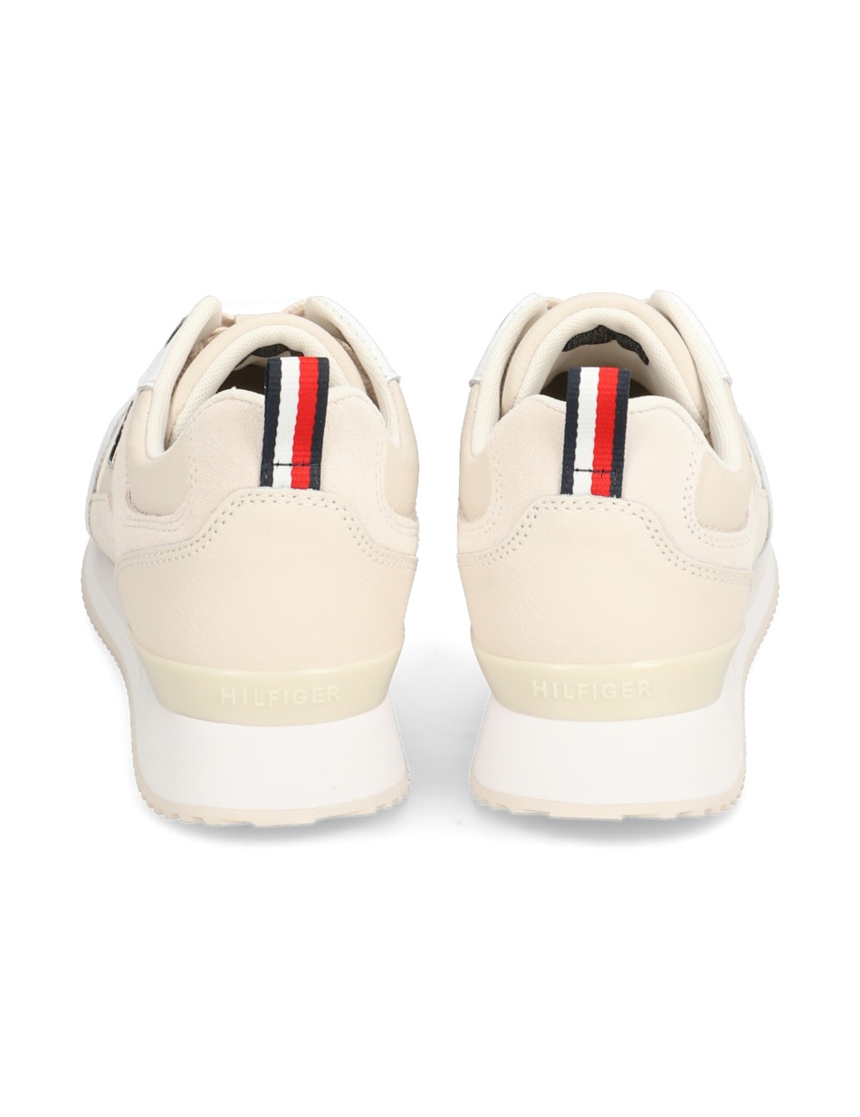 TH ESSENTIAL RUNNER