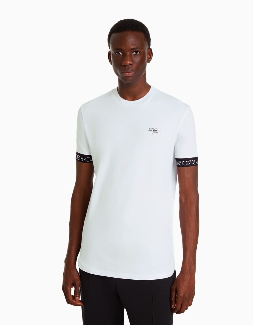 Camiseta de manga curta com modelagem justa e detalhe listrado.
