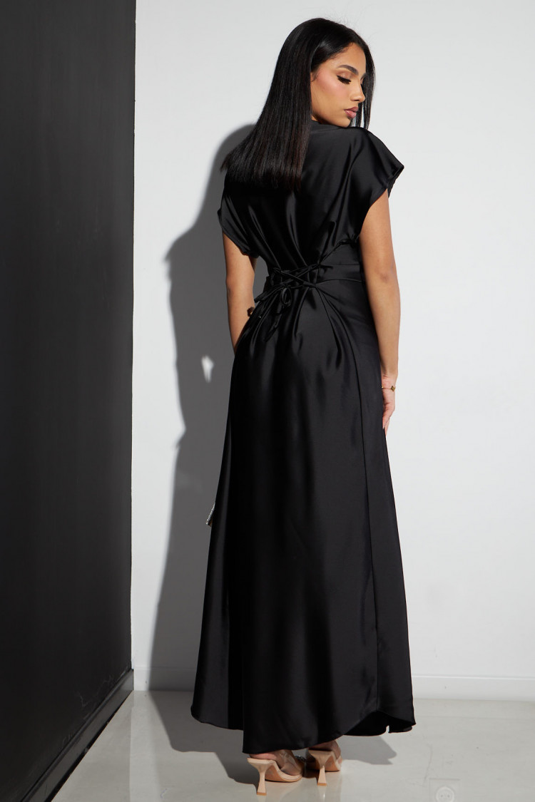 Robe noire satinée manches courtes à noué au dos