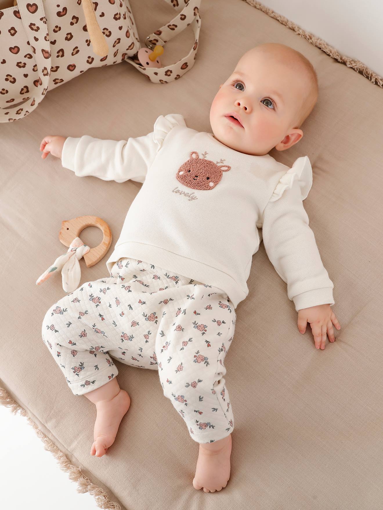 Roupa de bebê: moletom e calça bege