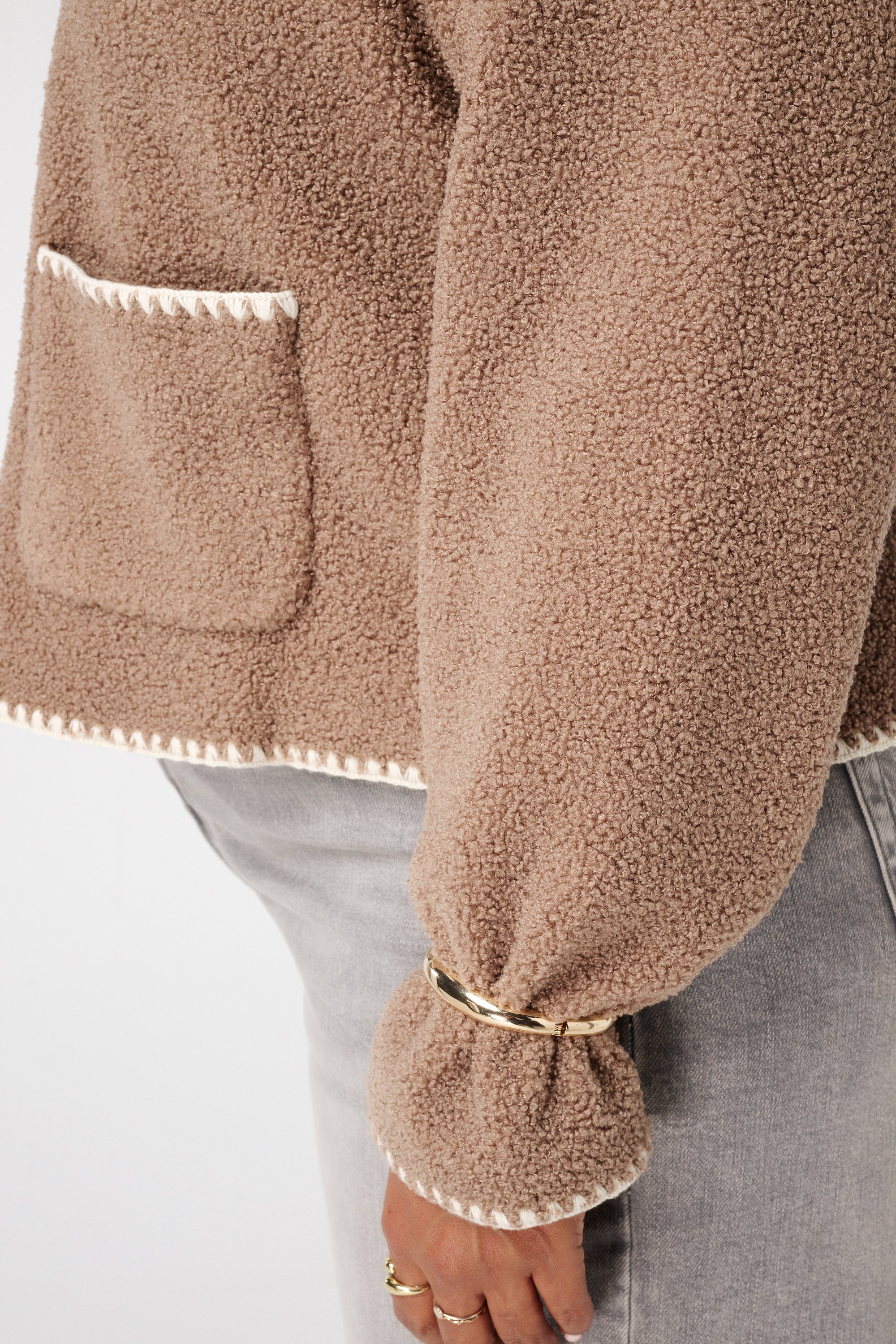 Teddy jasje met sierstiksels en knoopsluiting Donker zand