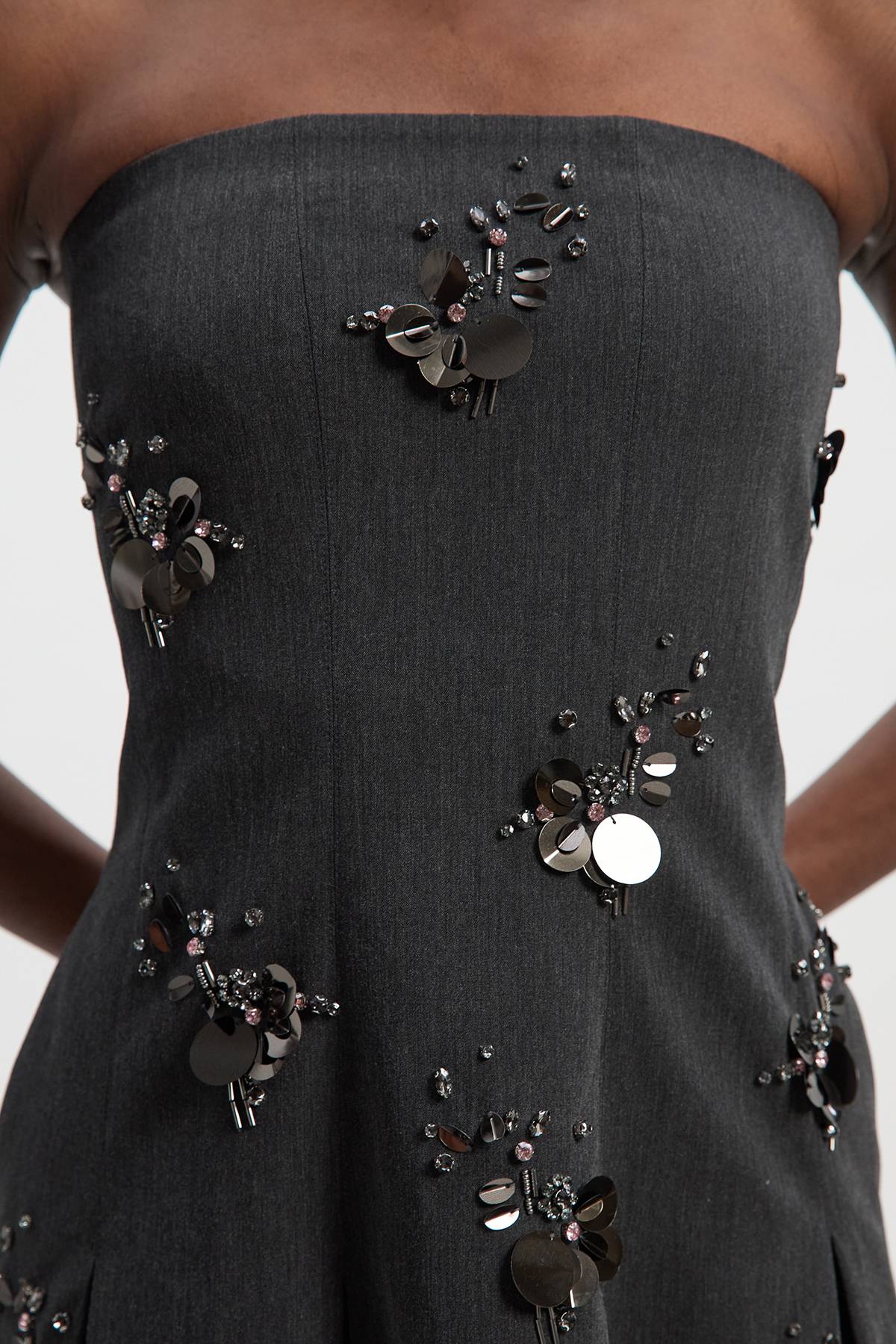 KarenMillen Robe Mini Bandeau Ajustée Ornée de Sequins et Cristaux en Grappes