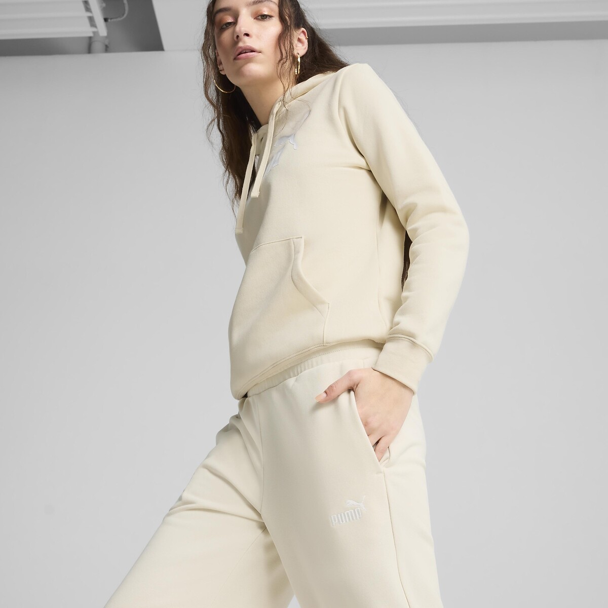 Calça esportiva PUMA ESSENTIAL com logo pequeno