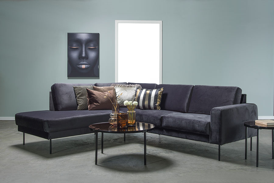 Shibuya hjørnesofa Letto Antrasitt velur. Med åpen ende venstre og sorte stålben.