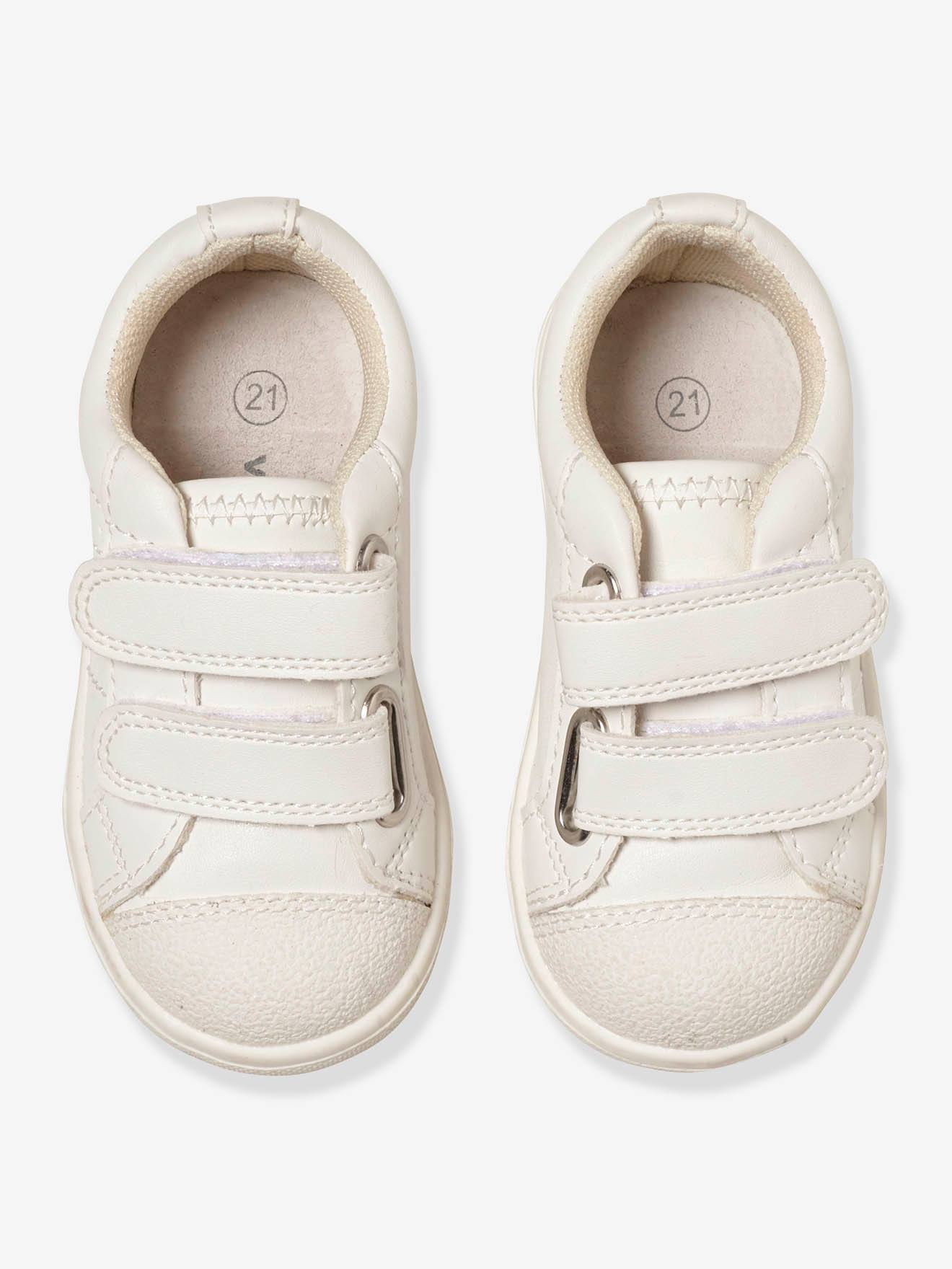 Tênis com fecho de velcro. Branco