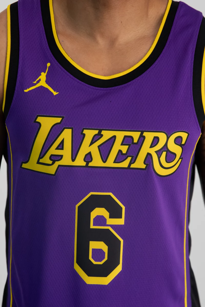 Nike Los Angeles Lakers LeBron James Herren Basketballtrikot