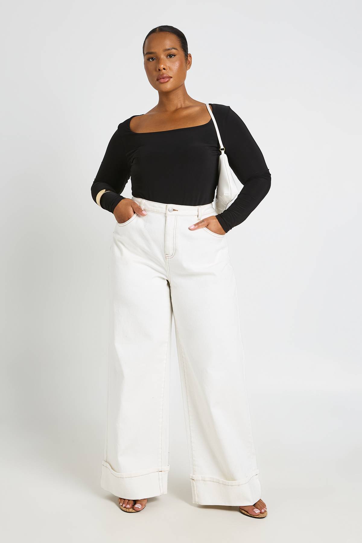 boohoo Haut Grande Taille À Manches Longues En Tissu Slinky Double Couche Et Encolure Carrée