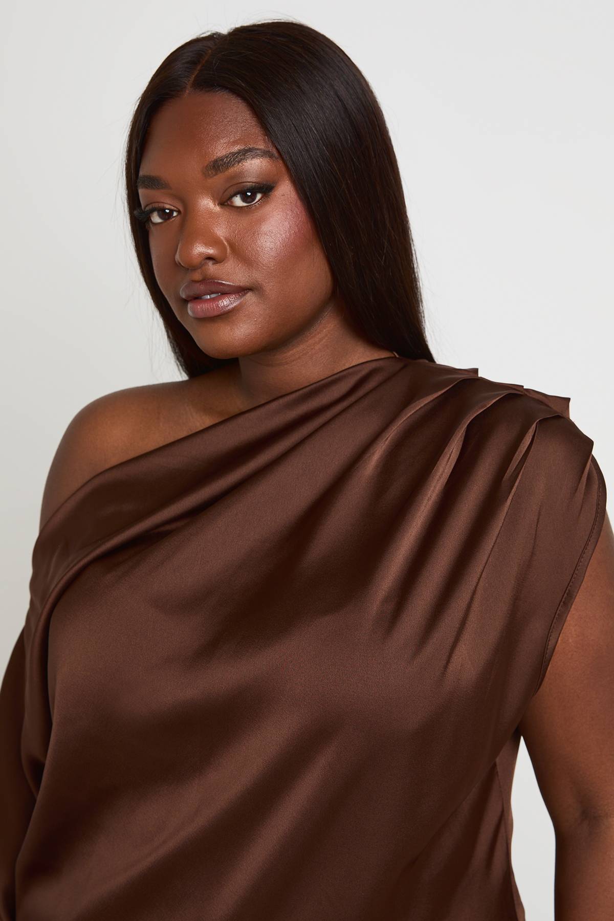 boohoo Haut Grande Taille En Satin À Épaules Froncées Et Encolure Bardot