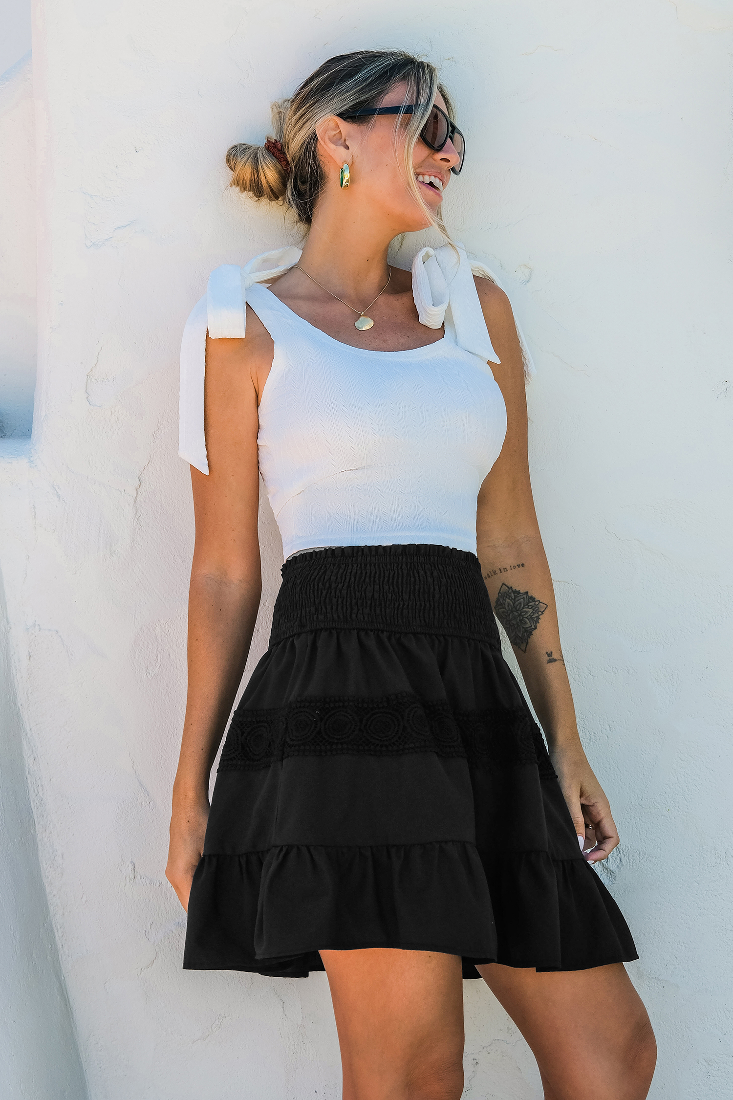 Jupe mini avec taille à smocks et ourlet à volants noire