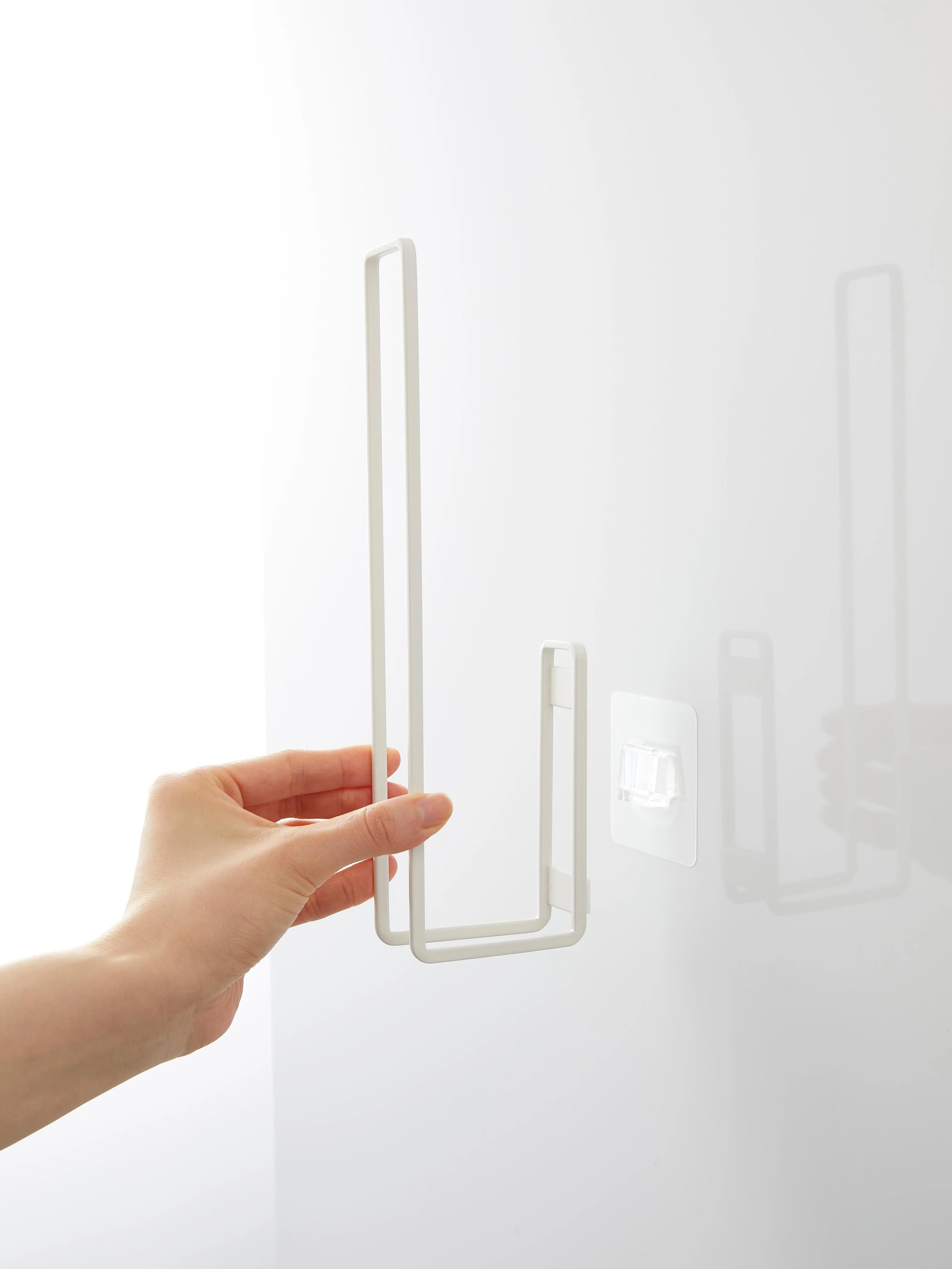 Wandtoiletrolhouder Tower met zelfklevende haken
