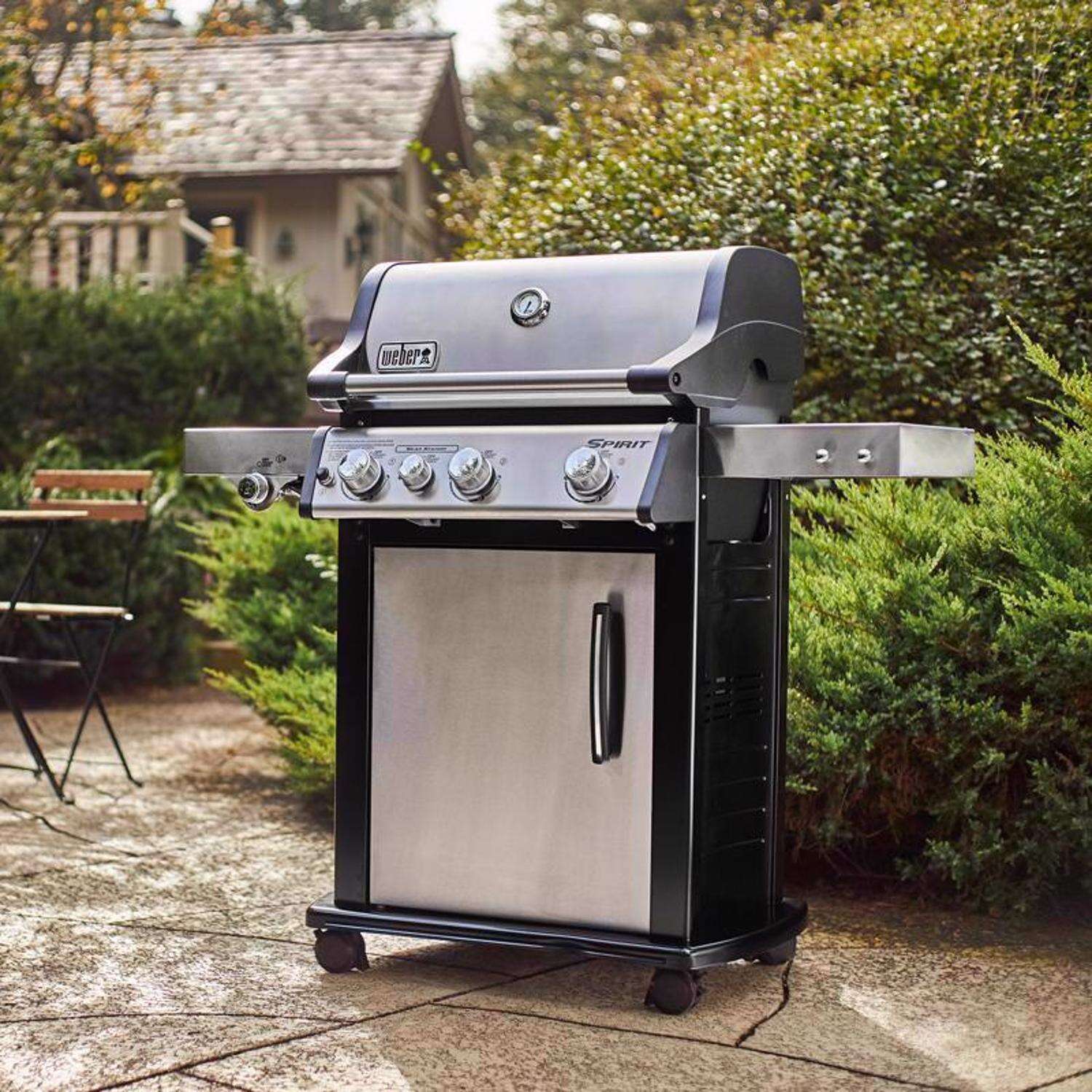 Churrasqueira a gás propano Weber Spirit SP-335 com 3 queimadores e aço inoxidável.