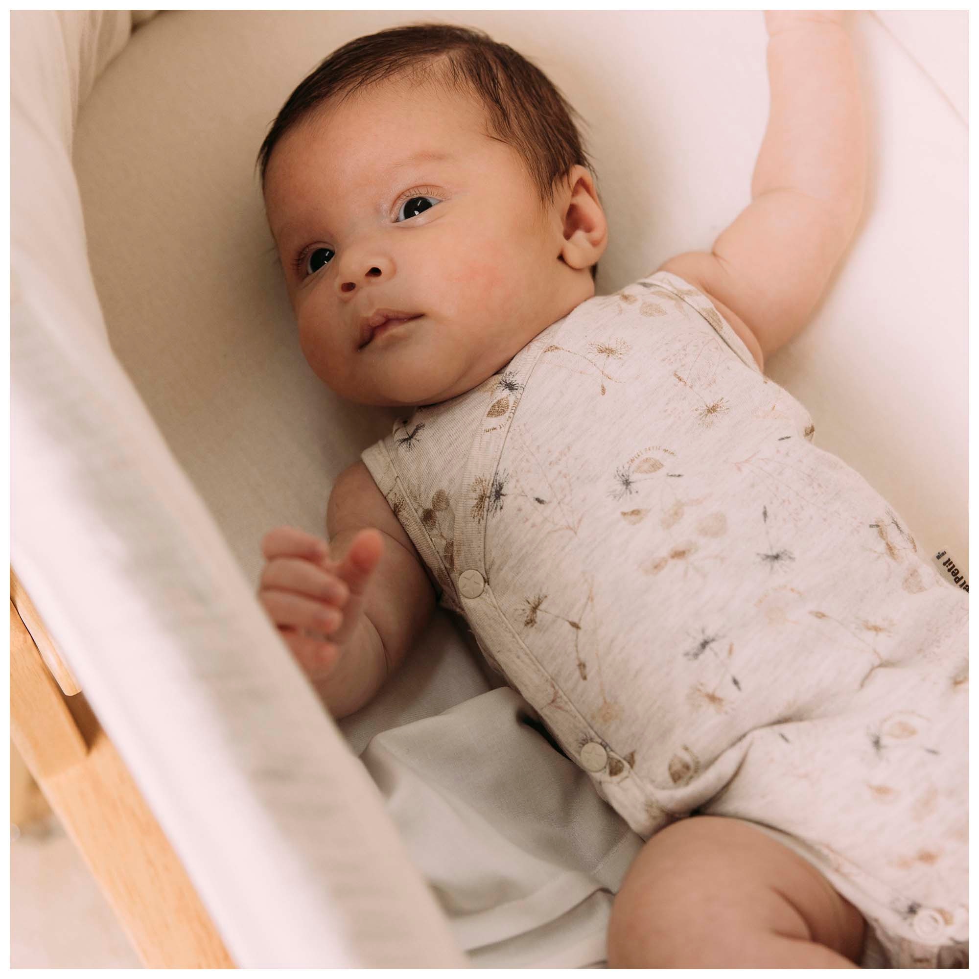 Sweet Petit Mini newborn romper mouwloos all over print beige