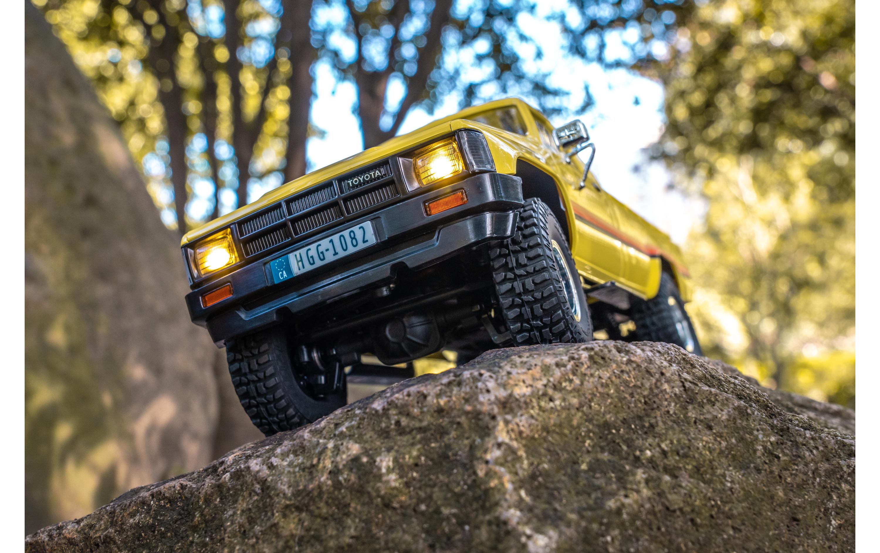 Scale Crawler Toyota Hilux 1983, 4WD RTR, 1:18<br>Detailgetreuer RC Pickup im Massstab 1:18