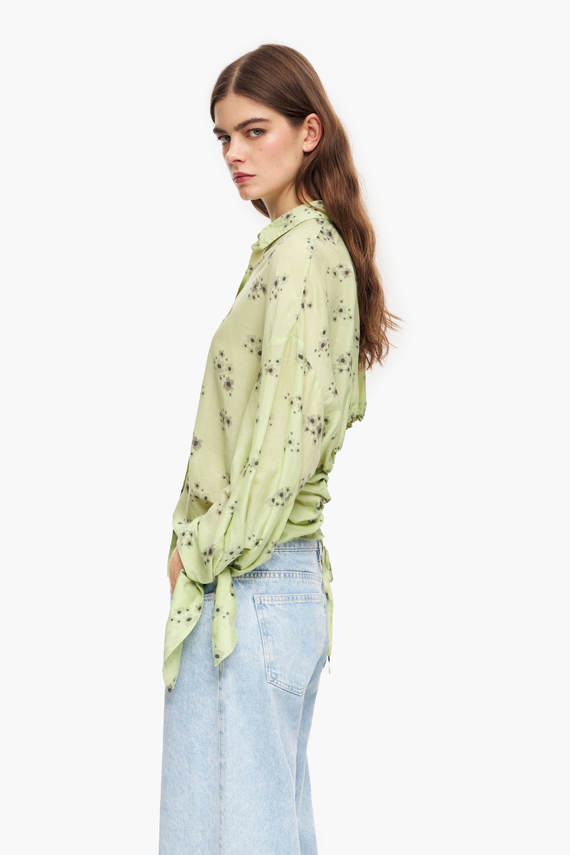 Camiseta com estampa de flores acrílicas verdes