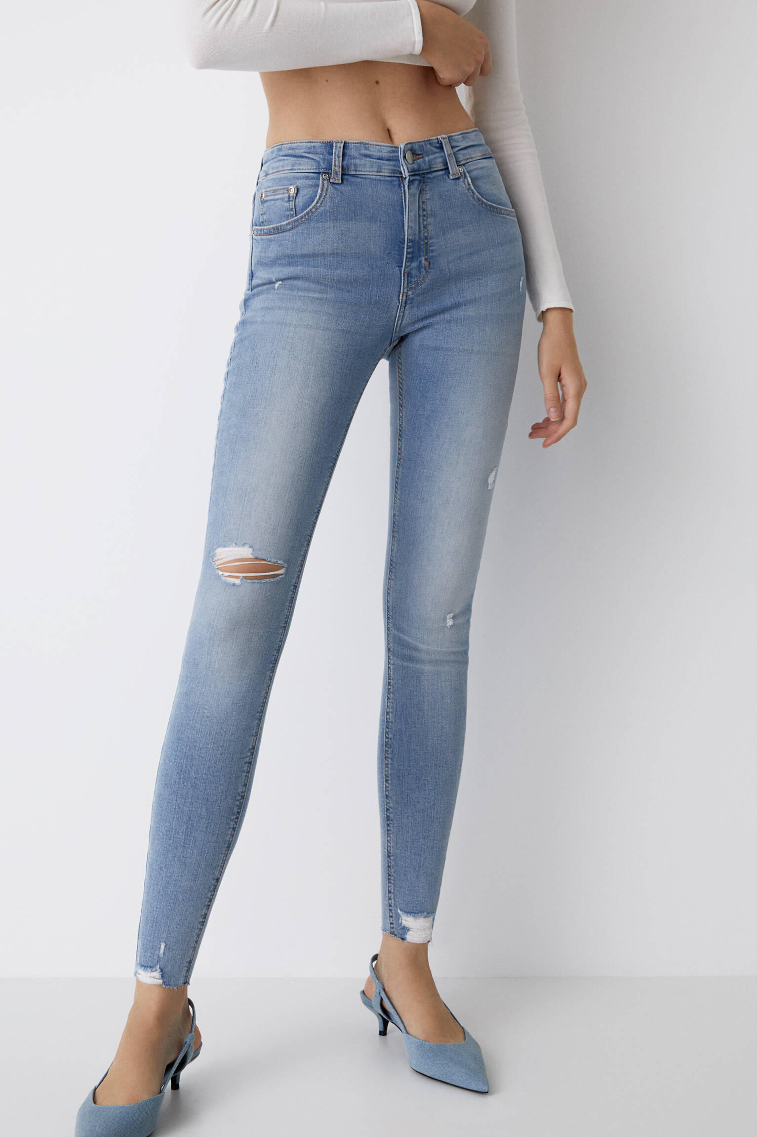 Calça jeans skinny de cintura média com rasgos - azul claro