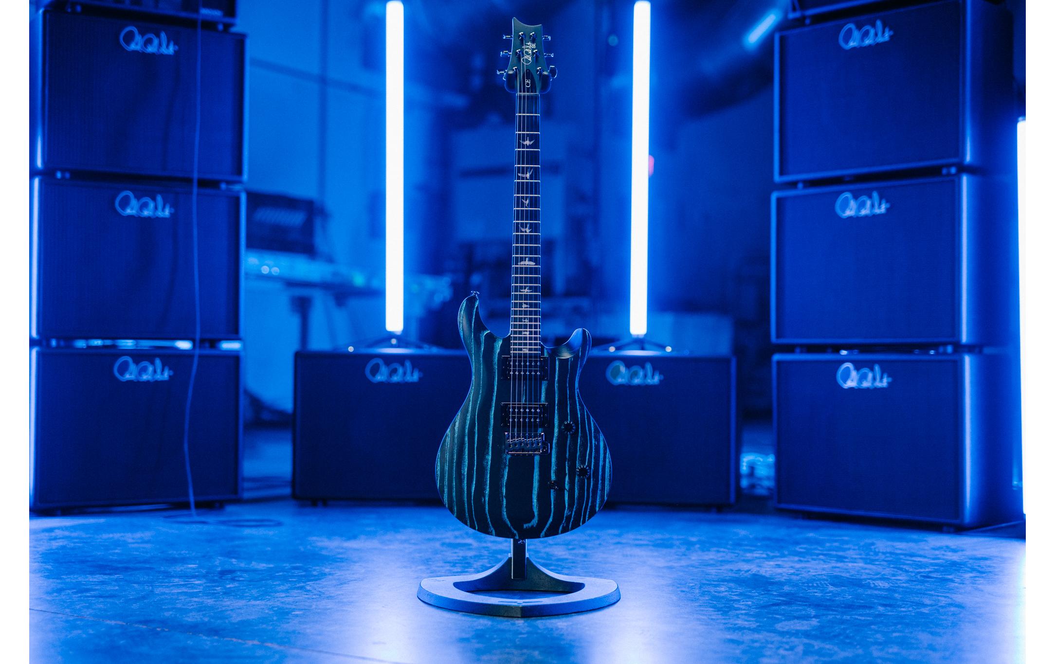 E-Gitarre SE Swamp Ash CE 24 LTD SBLUE<br>CE 24 Sandgestrahlt in limitierter Auflage