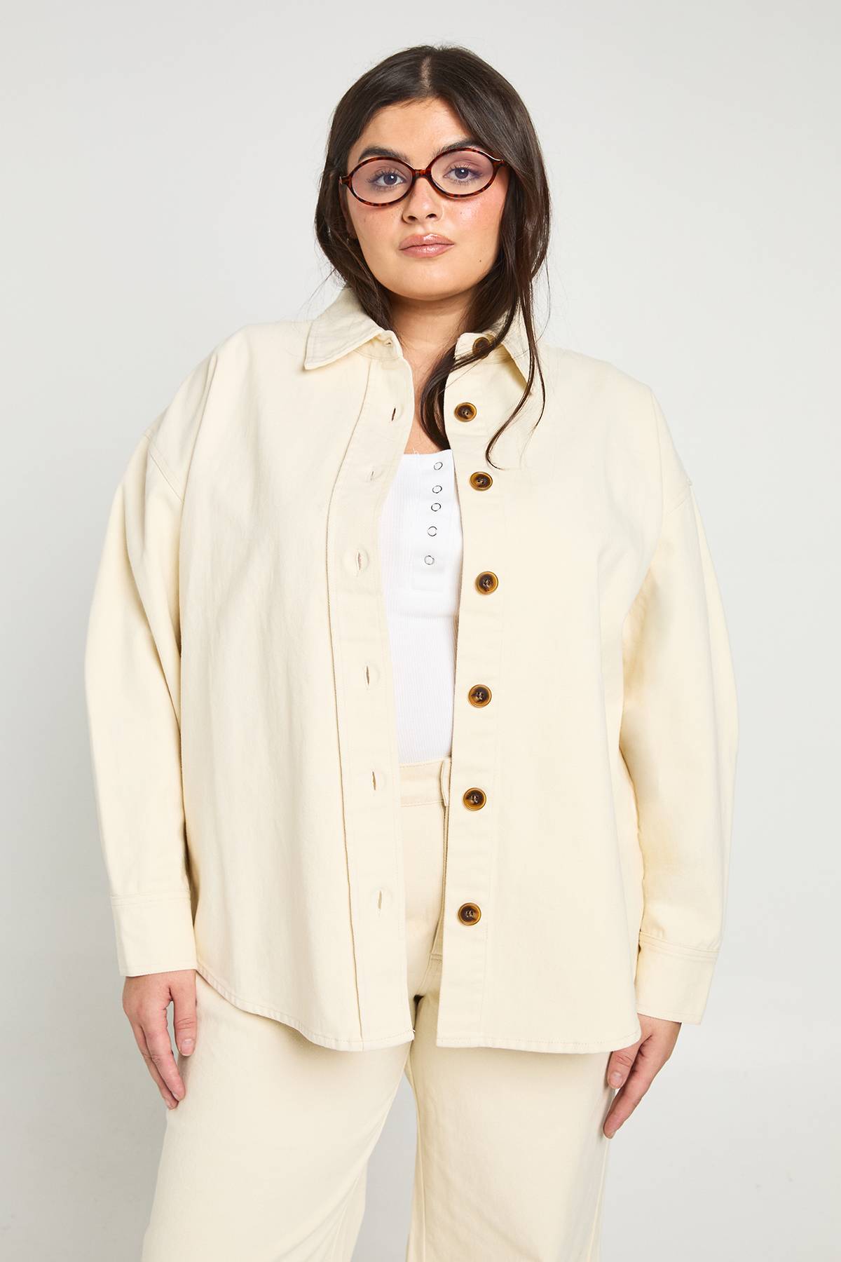 boohoo Chemise En Jean Grande Taille À Manches Longues Avec Boutons En Corne