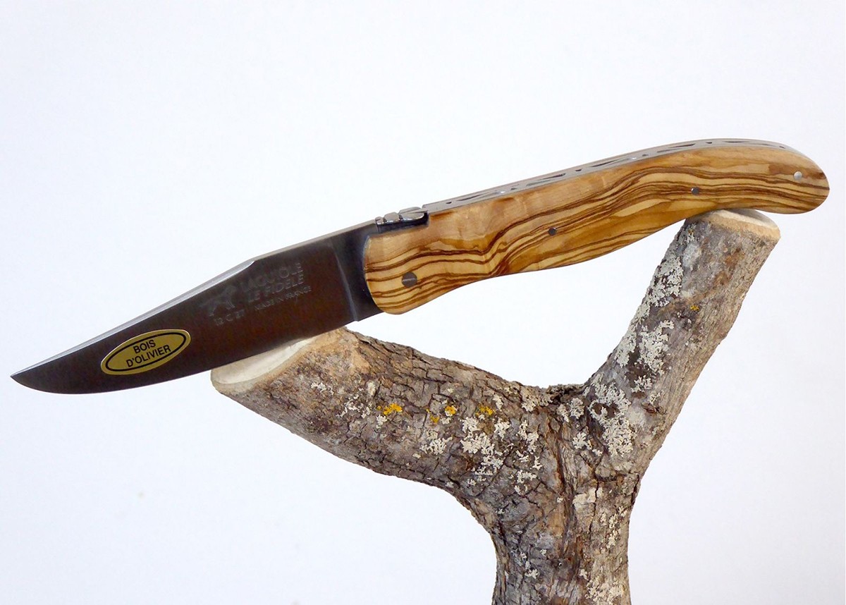 Couteau Laguiole de chasse avec un manche en Olivier