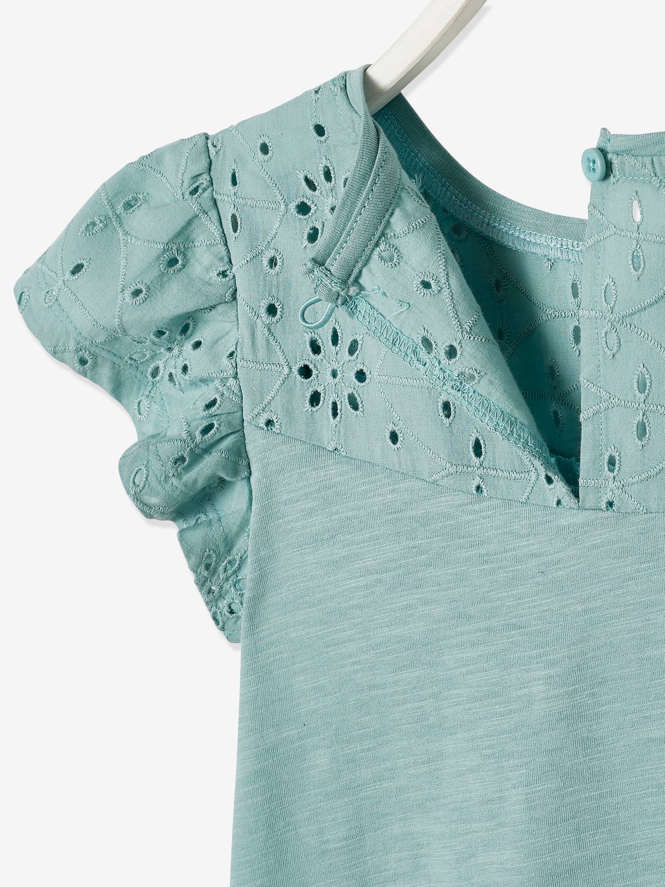 Camiseta feminina com bordado inglês e mangas lisas verde-claras com babados.