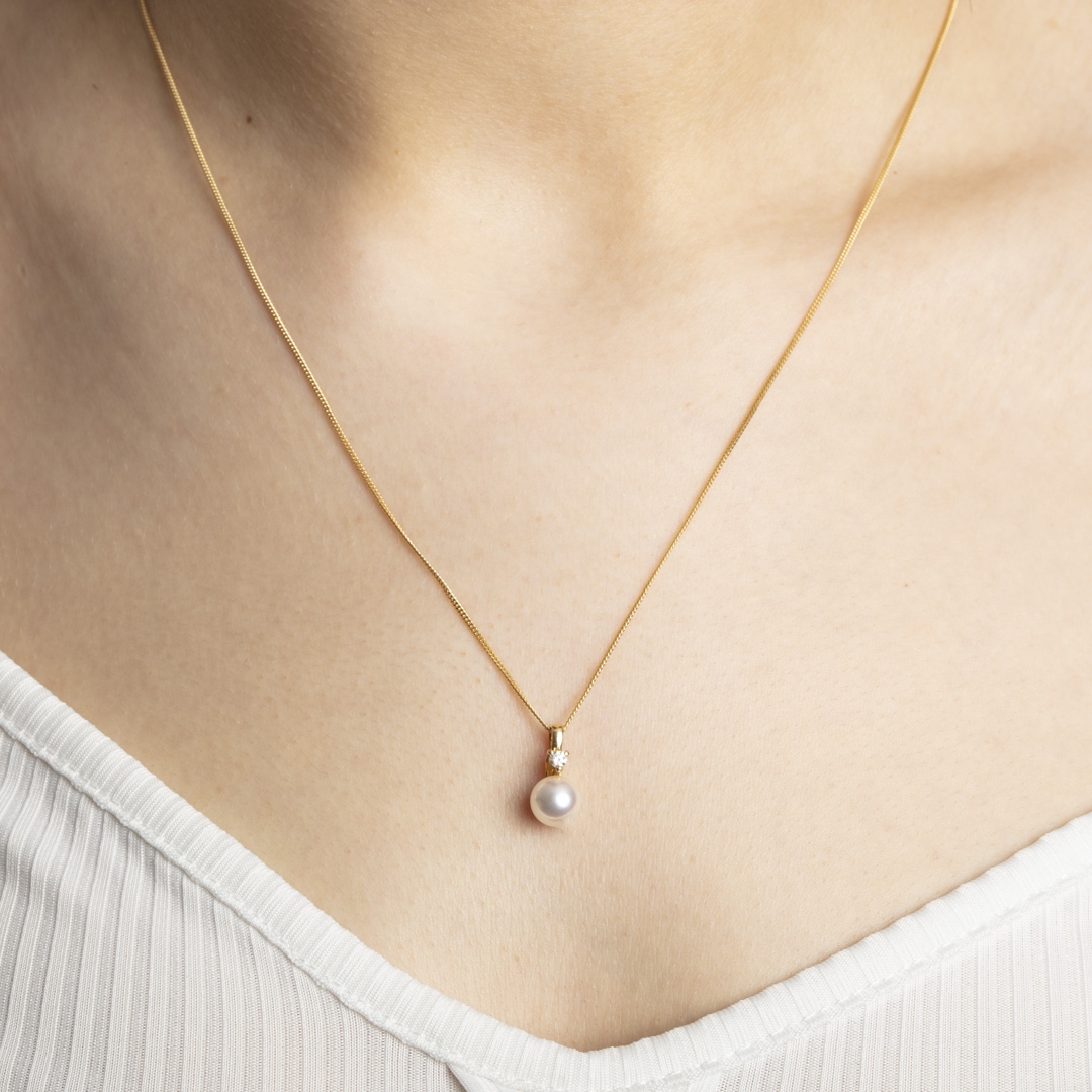 Anhänger 750/18 K Gelbgold mit Akoya-Kulturperle & Diamant 0.06ct W/Si
