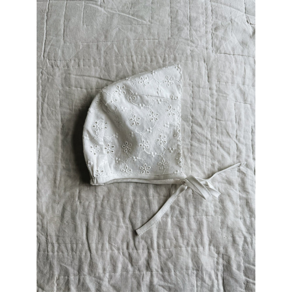 Køb Lalaby Broderie Anglaise Linn Bonnet