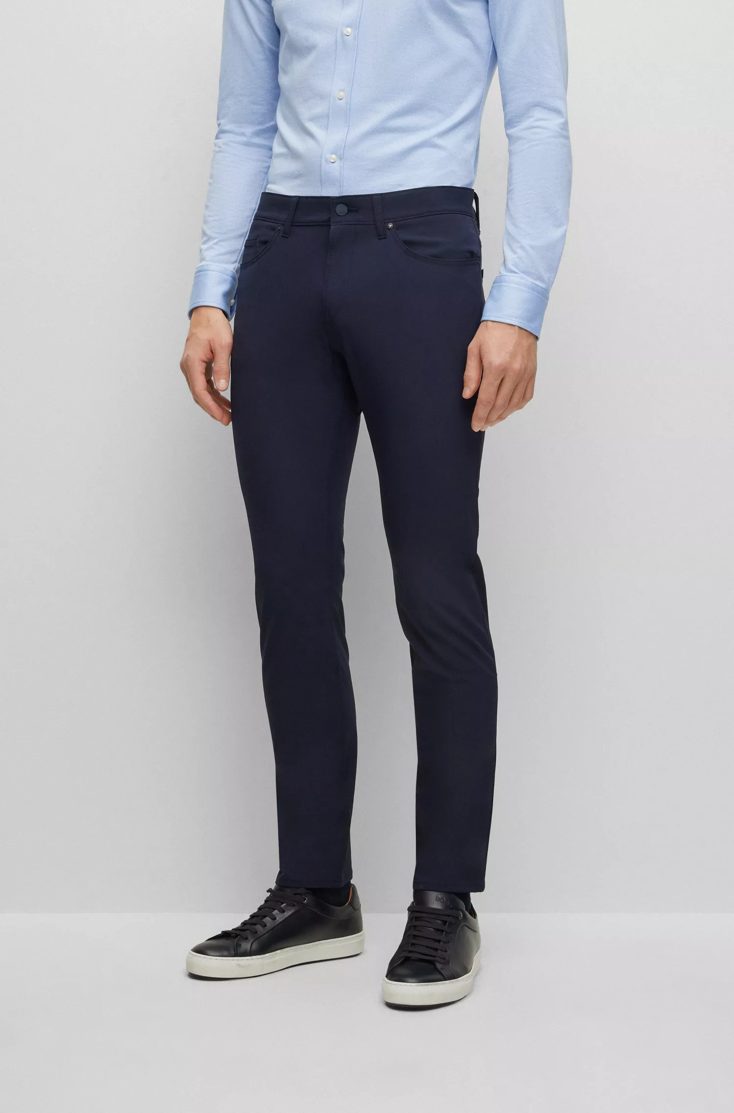 Calça jeans BOSS preta, corte slim, em denim elástico de alta performance.