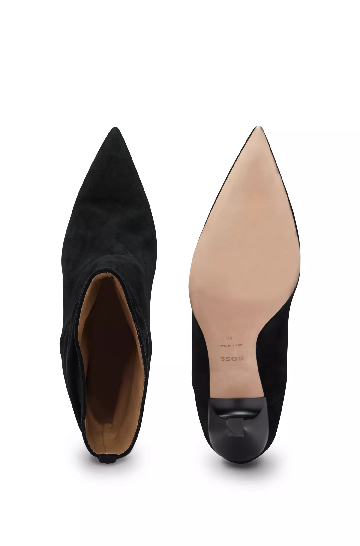 Botas de cano curto BOSS pretas de camurça com salto alto e bico fino.