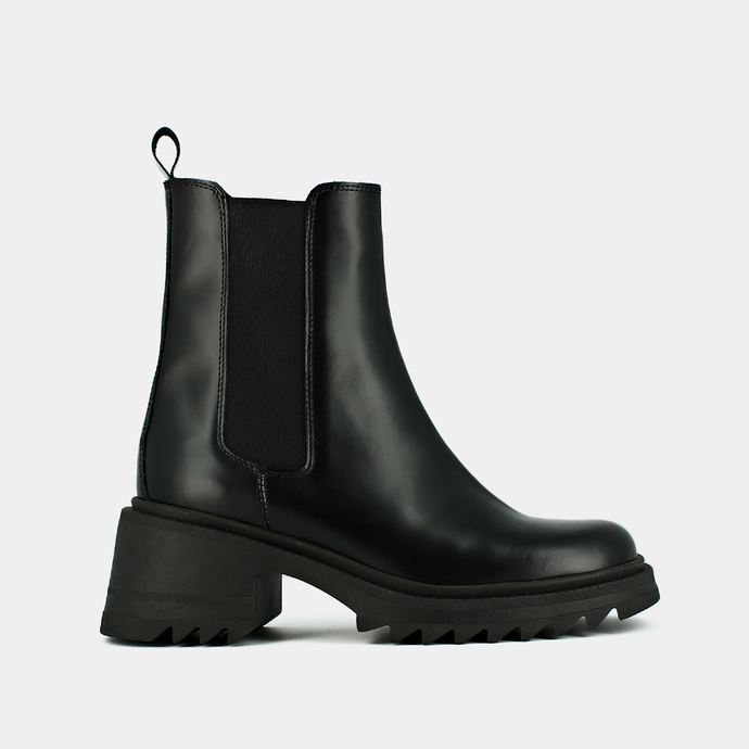 Boots à semelles crantées et bouts carré...  en cuir glacé noir