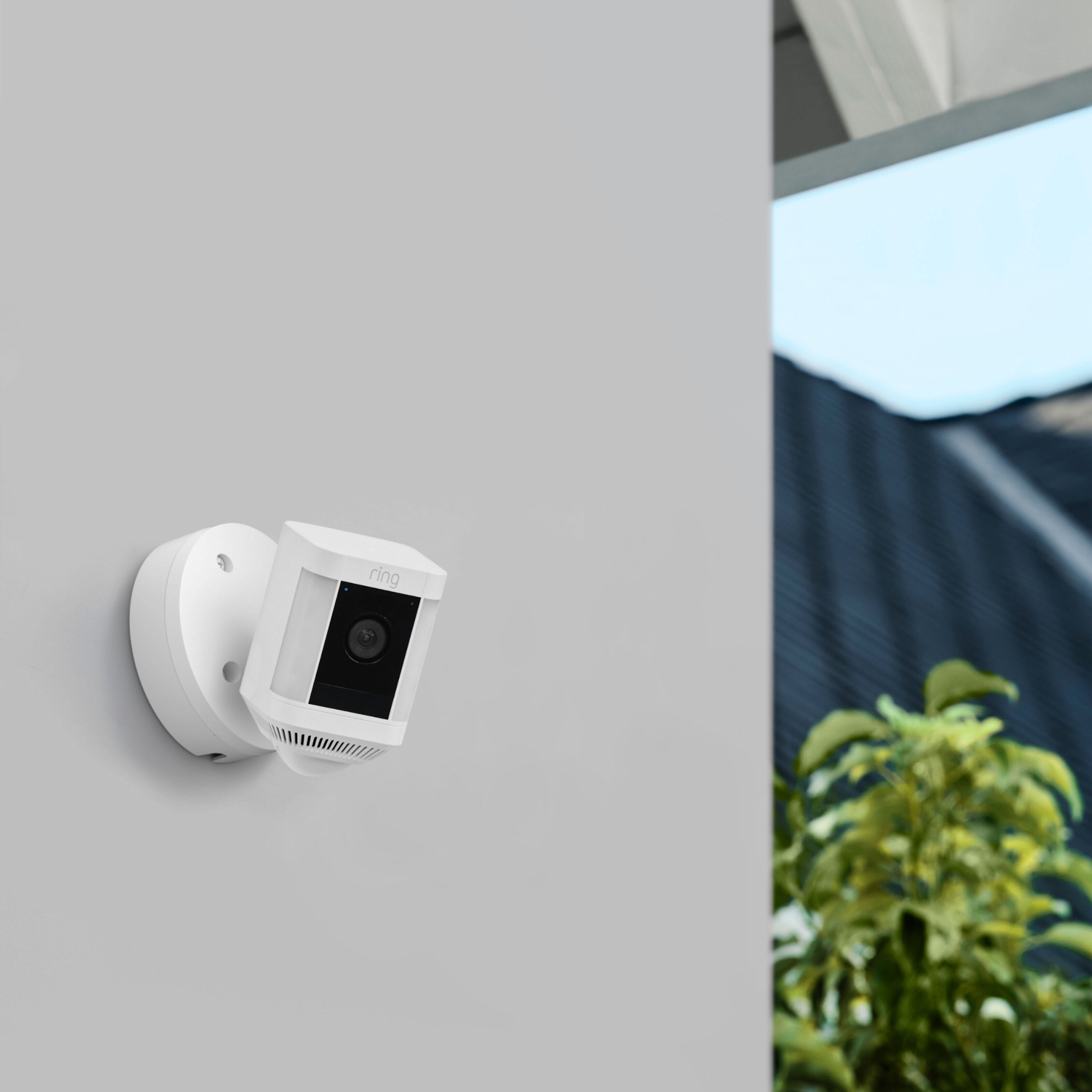 Ring Spotlight Cam Plus Battery Trådløst overvåkingskamera Hvit