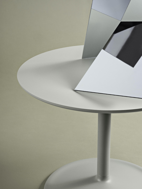 Muuto Soft bijzettafel 41x40 zwart smoked oak blad