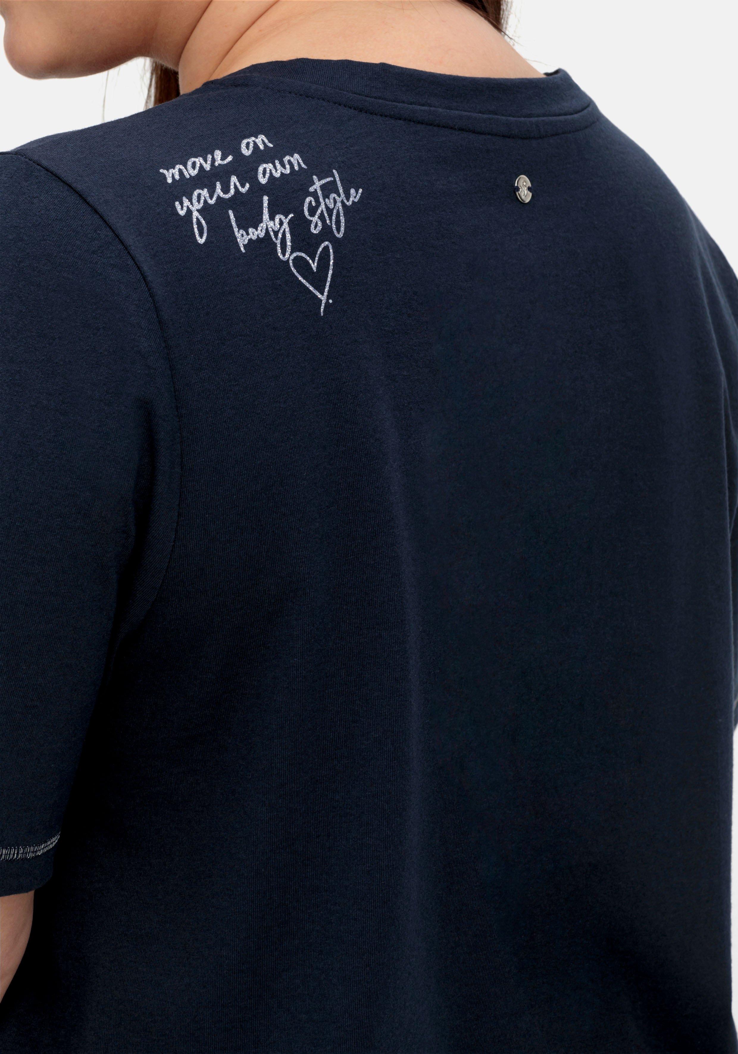 Shirt mit kleinem Glitzerdruck auf der Schulter