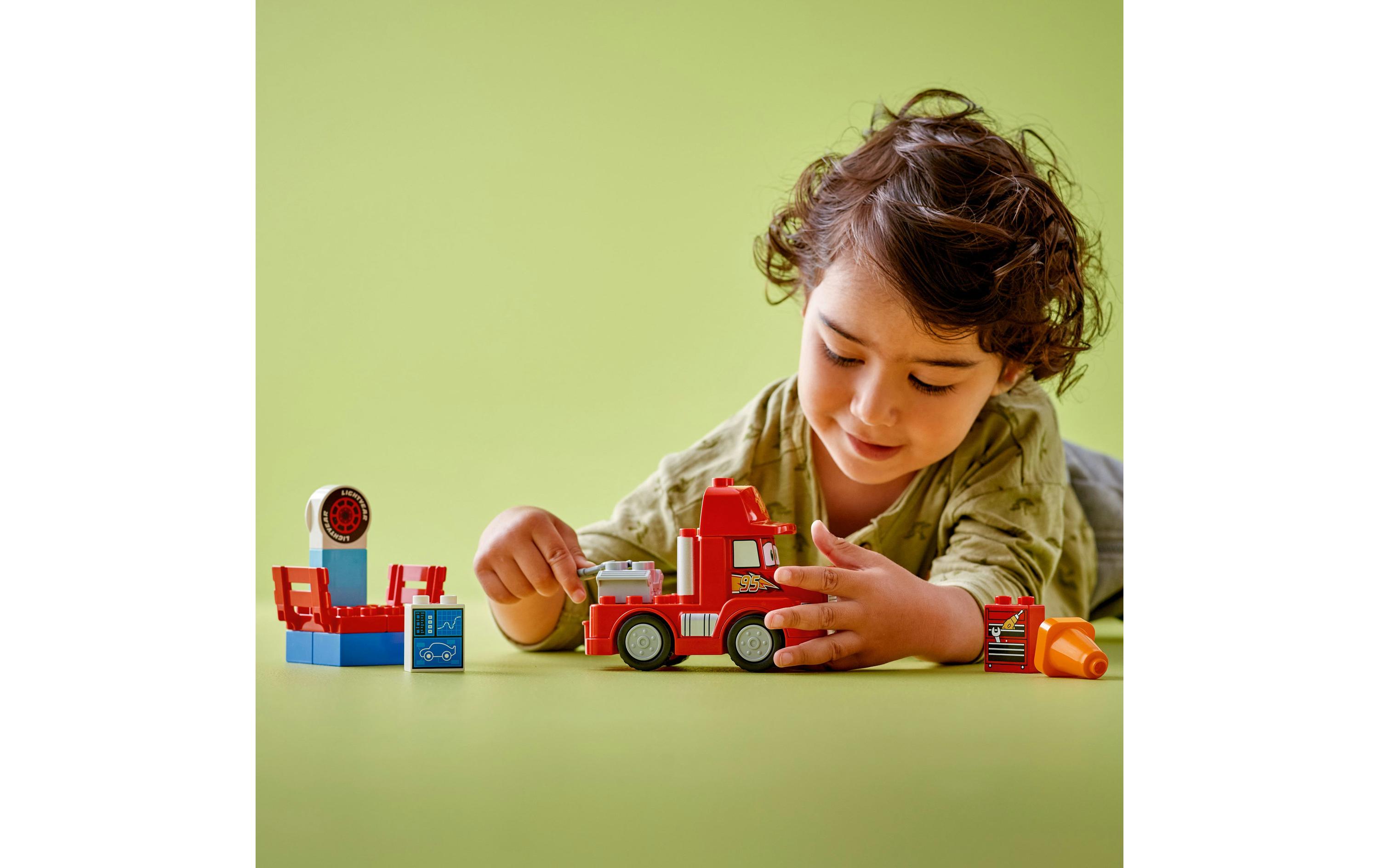 DUPLO® Mack beim Rennen 10417Bau- und Spielset mit rotem Abschleppwagen