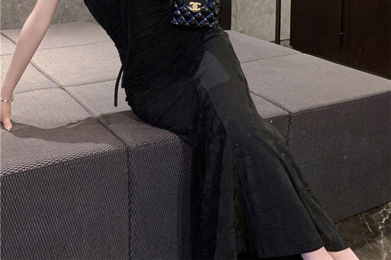 Gultown - Mouwloze off-shoulder maxi-jurk met ruches en strik in twee kleuren