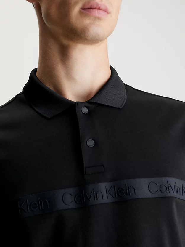 Camisa polo com fita com o logotipo