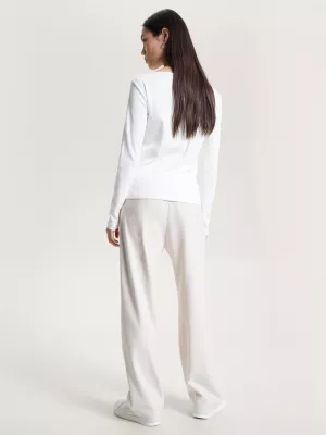 Blusa de corte justo com decote canoa