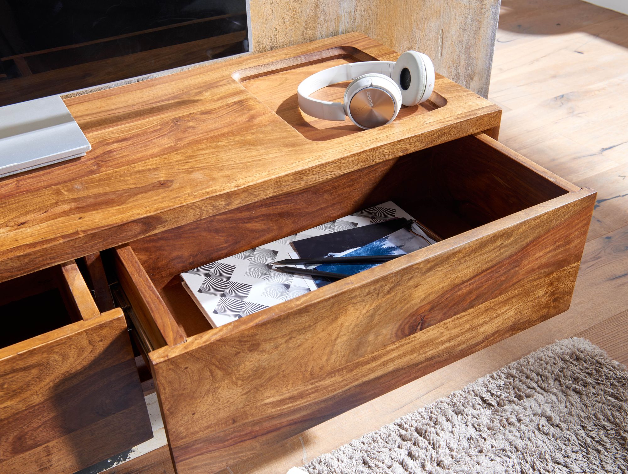 KADIMA DESIGN Massivholz Wand-Lowboard, Hochwertiges TV-Board aus Sheeshamholz, Modernes Design, 2 Schubladen