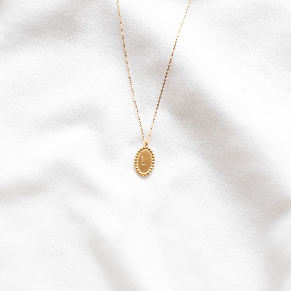 Collier médaillon gravé lettre alphabet