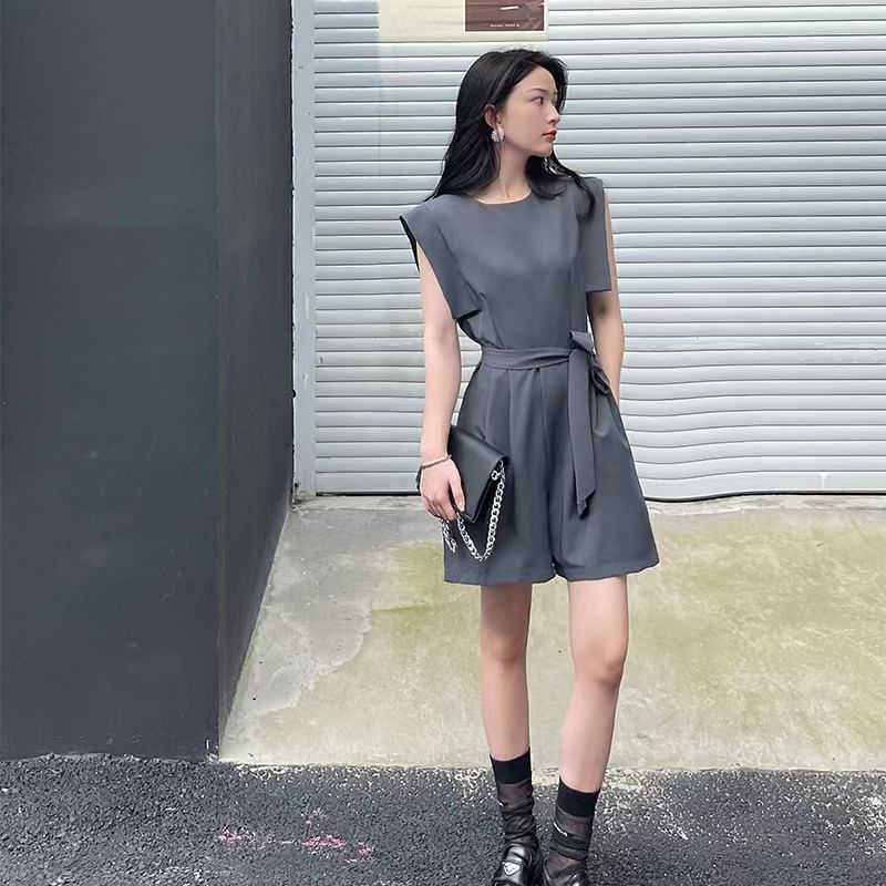 Yilda - Mouwloze romper met strikceintuur