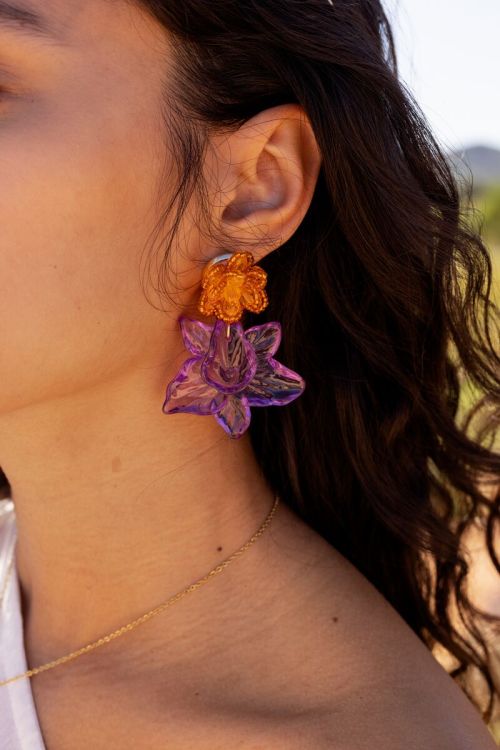 Island oorhangers met oranje en paarse bloem