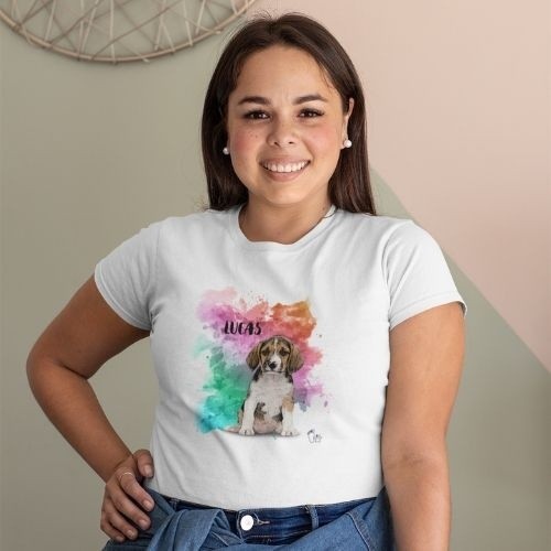 Camiseta feminina branca com estampa personalizável.