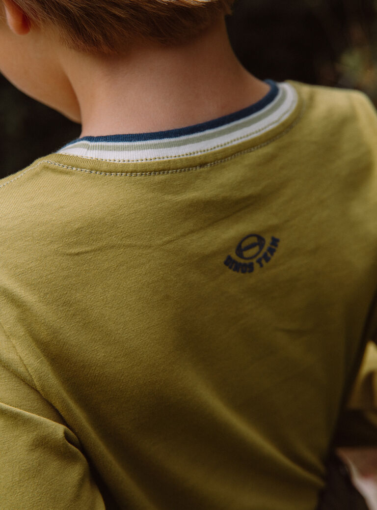 T-shirt jaune moutarde à motif dinosaure