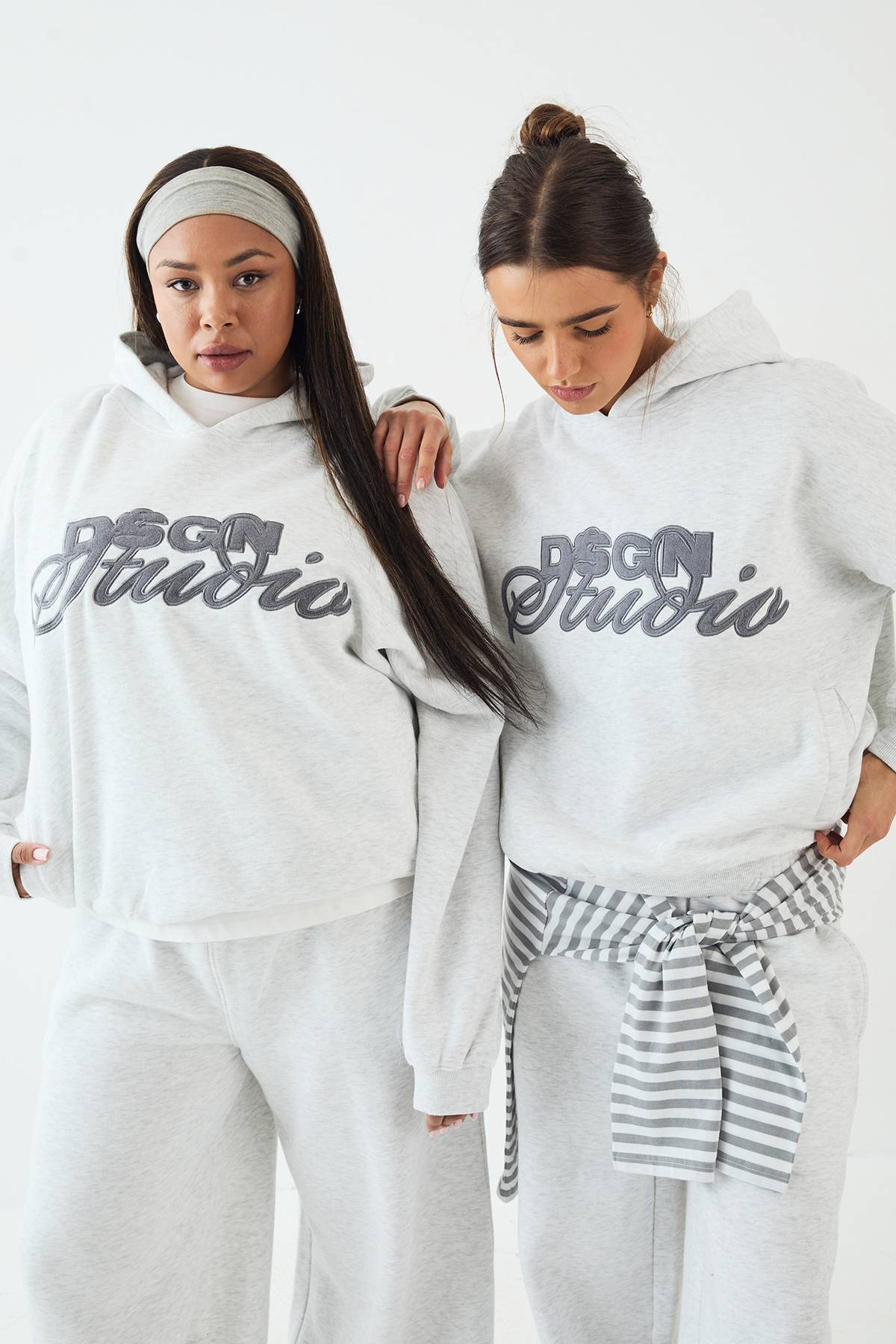 Sweat à Casynthétiqueche Oversize DSGN Studio avec Appliqué en Tissu Éponge