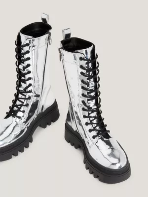 Botas metálicas com cadarço e travas