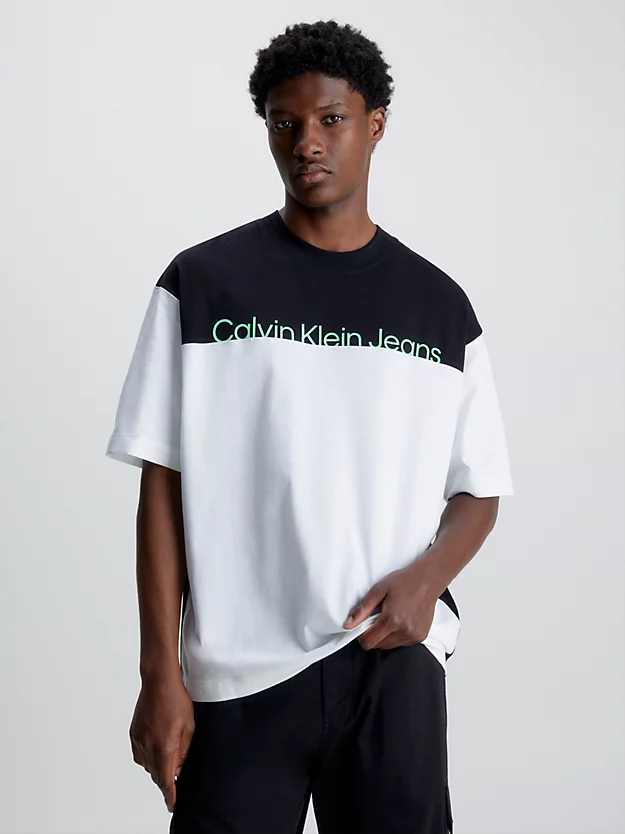 Camiseta oversized com listras grossas e coloridas
