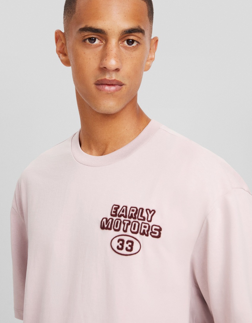 Camiseta de manga curta com modelagem quadrada e bordado.