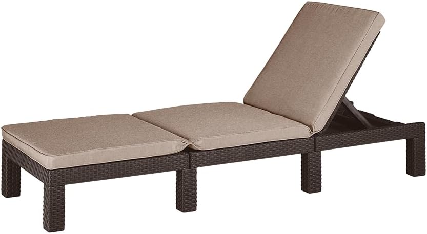 Allibert by Keter Daytona Deluxe Sonnenliege für Garten, Terrasse & Balkon mit verstellbarem Kopfteil, braun, inkl. Auflage, Gartenliege aus Kunststoff, flache Rattanoptik, 195x65x25,5 cm